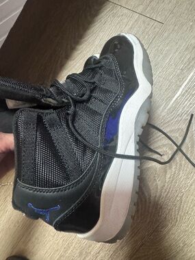 Nike Kids Black and Royal Blue Low-Top Sneakers